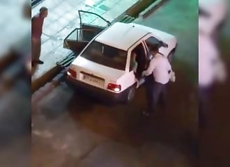 Il agresse une femme parce qu'elle ne porte pas le voile, et se fait défoncer par elle !