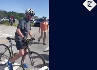 Joe Biden tombe de vélo