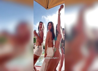 Sa boucle d'oreille reste accrochée, sa réaction est immédiate