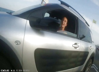 Elle gare son SUV sur la piste cyclable et s'en prend au cycliste qui lui fait remarquer