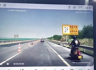 Motard chute en doublant sur la bande d'arrêt d'urgence