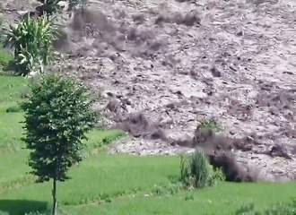 Népal : des rochers géants roulent comme des cailloux dans les eaux de crue, la vidéo glace le sang