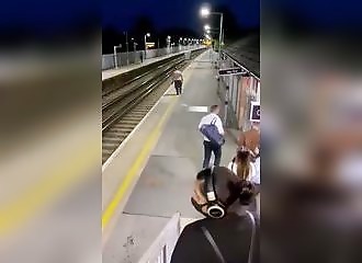 Un homme saoul saute sur les rails du train