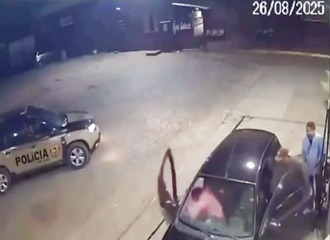 Séquestrée par son ex, elle repère des policiers à la pompe à essence et fonce vers eux
