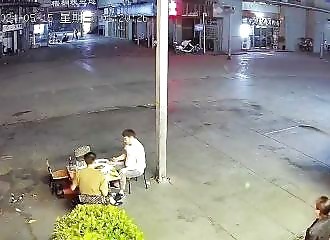 Boire un coup en extérieur avec une tempête qui approche est une mauvaise idée