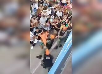 Il tente d'échapper à la police brésilienne, sans succès (et se fait tabasser)