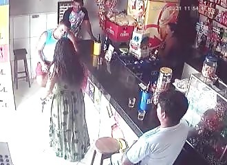 Elle trouve son mari au bar, et lui fait comprendre qu'il est temps de trouver un travail !