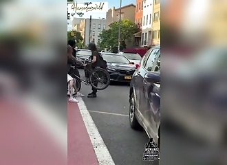 He refuses to let go of his bike: a passerby steps in and subdues the thief