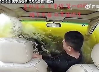 Chinese motorist falls into lake, car gradually floods (Warning - shocking)