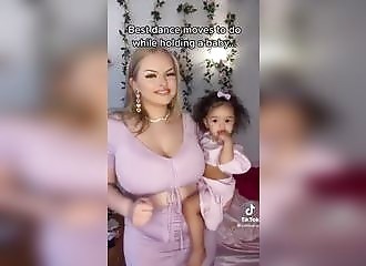 Pas la meilleure danse à faire avec un bébé dans les bras !