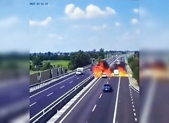   Fatal plane crash on a freeway near Brescia 