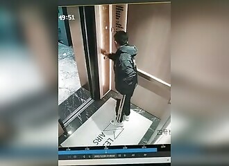 Un homme devient fou furieux dans un ascenseur en Chine
