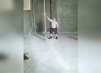 Un plancher et des poutres s'effondrent sur lui