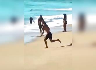 Il tente d'imiter un surfeur, ça tourne mal !