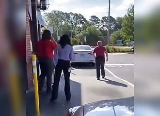 Elle sort de sa voiture pour récupérer du ketchup, mais a oublié le frein à main !
