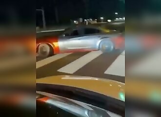 A moron drifts in the middle of the road and pays dearly for it