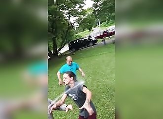 Ses voisins l'agressent, il se défend avec son arrosoir !