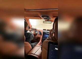 Le modèle Yangwang U8 de BYD continue de rouler même dans une rivière