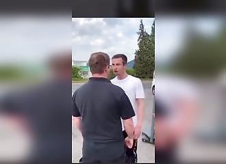 Il cherche des noises à un trisomique, c'était une mauvaise idée !