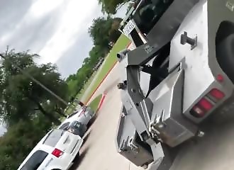 Une femme se libère d’une dépanneuse sur le point d’enlever sa voiture