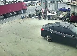 A woman causes an accident and makes a quick getaway