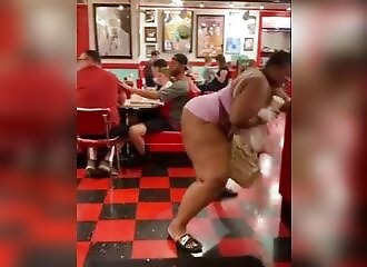 Les fesses à peine cachées, elle twerke dans un restaurant