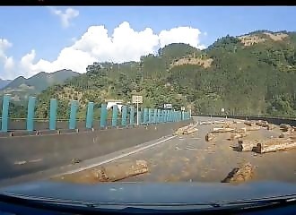 A truck loses its load on the freeway and continues on its way for several kilometers