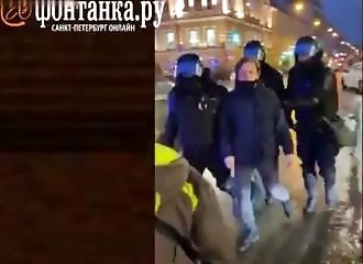 Un policier calme violemment une manifestante (Russie)