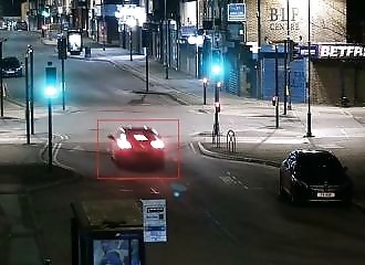 Un chauffard drogué s'ecrase contre une boutique lors d'une course poursuite avec la police