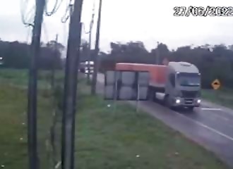 Un camion se fait percuter par un train