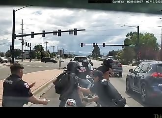 Des agents de police arrêtent un motard qui fait des cascades imprudentes sur la route