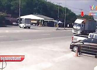 Un motard se crashe contre un camion à l’arrêt au milieu de la route (Thaïlande)