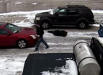 Karen, furieuse au volant, apprend une leçon très douloureuse après avoir attaqué un homme retourné