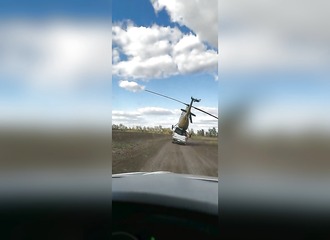 Ils transportent un hélicoptère sur le toit d'un pick-up, ça finit mal
