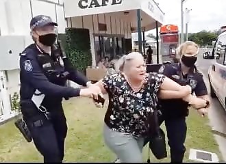 Embarquée par la police parce qu'elle boit un coup et ne présente pas son pass sanitaire !