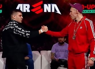 Il refuse de lâcher la main de son futur adversaire, et le paye illico