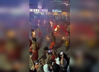 Combat rituel avec des torches enflammées au Karnataka