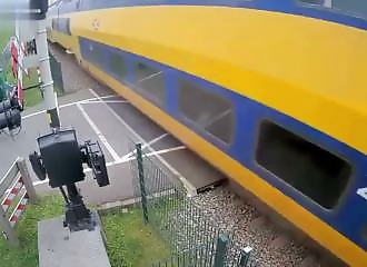 Barriers down, red lights: he crosses anyway and narrowly escapes death