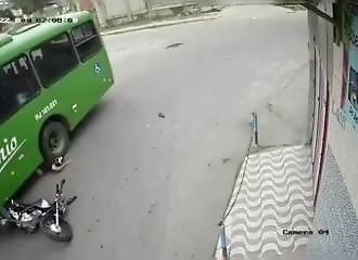 Un motard passe sous un bus et se fait sauver la vie par son casque !