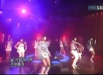 Un groupe continue à faire le show alors qu'une de leur danseuse vient de s'effondrer au sol