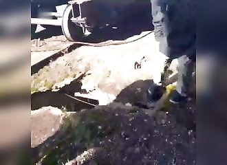 Ne jamais donner des coups de pied dans un trou dans le sol…