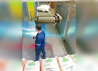 Ce gars travaille dur tout en buvant son café  ?