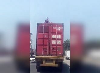 Il tente de voyager sur un camion, son trajet sera pus court que prévu !