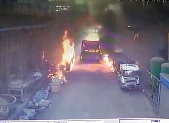 Un camion de transport de métal en fusion met le feu dans une aciérie
