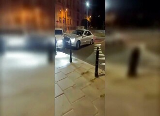 Il tente un drift dans un rond-point et s'accouple avec une BMW