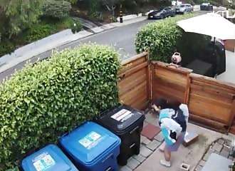  Amazon delivery girl defiles two porches in Los Angeles 
