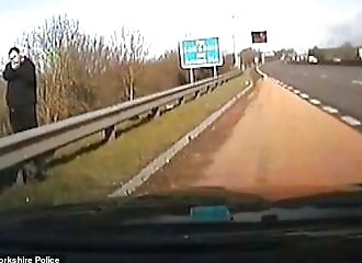 Il fait semblant de tirer sur la police et tente de mordre les officiers lors de son arrestation