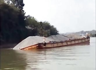 Surcharger, une barge finit par se retourner