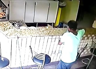 Boire du gel hydroalcoolique pour se désinfecter la gorge