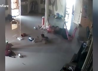 Une mère sauve son bébé d’un mille-pattes venimeux (Thaïlande)